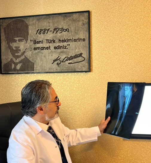 Prof. Dr. Halil Burç, ortopedi ve travmatoloji alanında güncel bilimsel yöntemleri takip etmektedir.